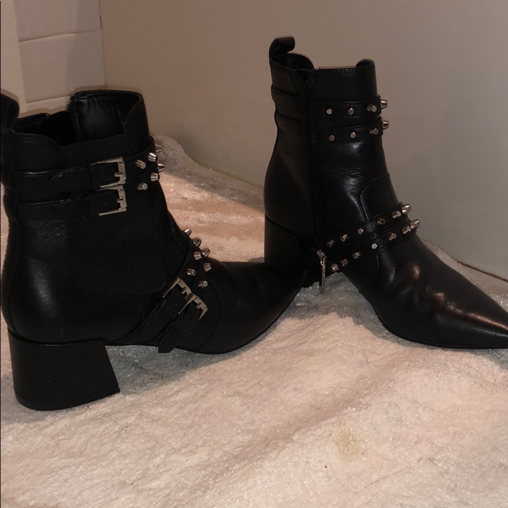 Size 6 1/2 Kylie and Kendall leather booties